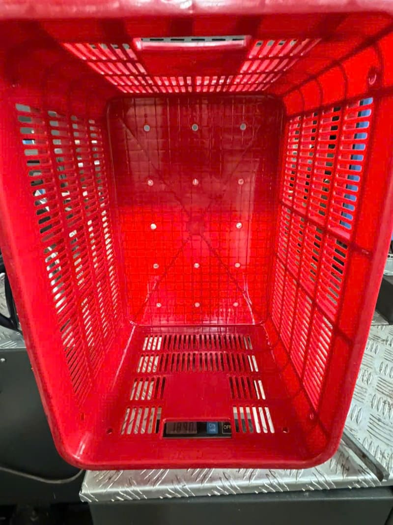 Sóng nhựa đỏ thiết kế chắc chắn, có thể cân đo hàng hóa trực tiếp khi thu mua