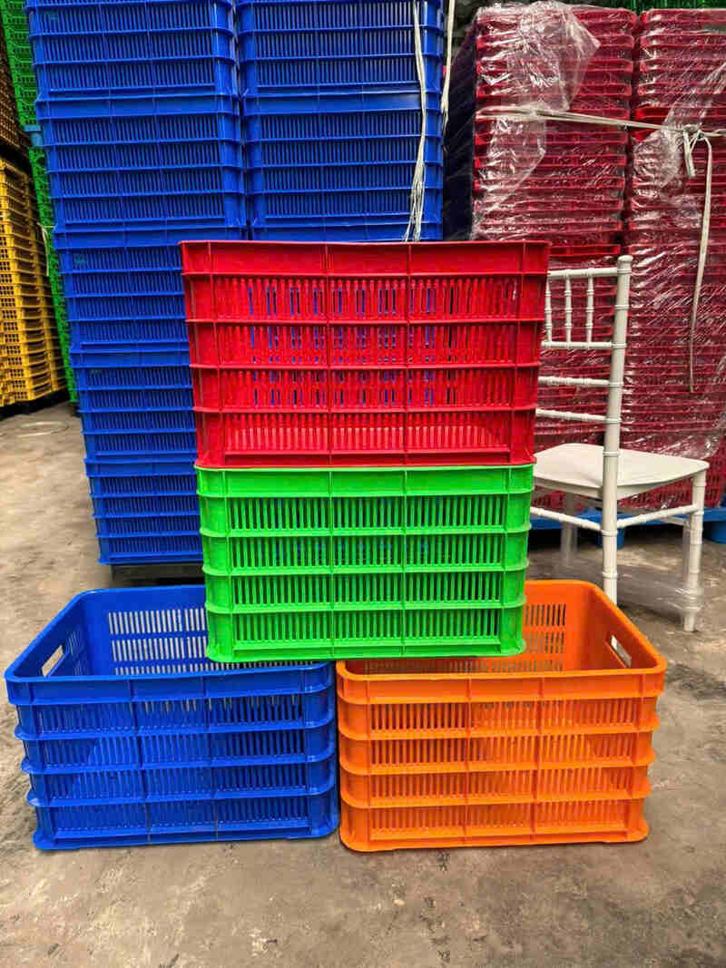 Nhiều loại sóng nhựa đủ màu xanh đỏ cam, phù hợp cho việc phân loại hàng hóa