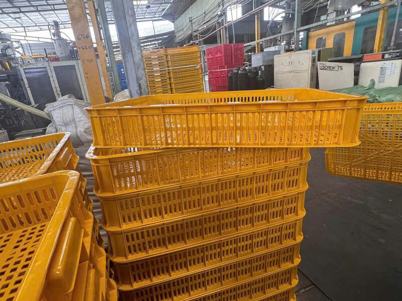 Sóng nhựa vàng thoáng khí được chất thành chồng cao trong nhà xưởng