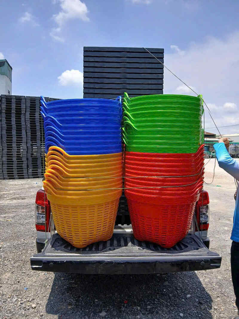 Rổ nhựa nhiều màu sắc được xếp ngay ngắn trên xe bán tải giao nhanh cho bà con
