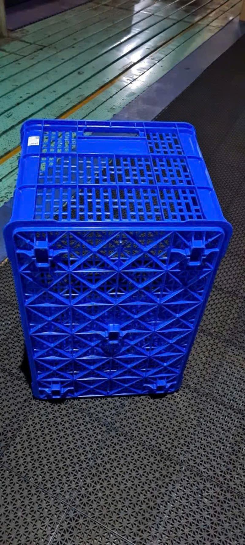 Sóng nhựa xanh dương, mặt đáy gia cố chắc chắn, chịu lực tốt, dễ xếp chồng trong kho công nghiệp.