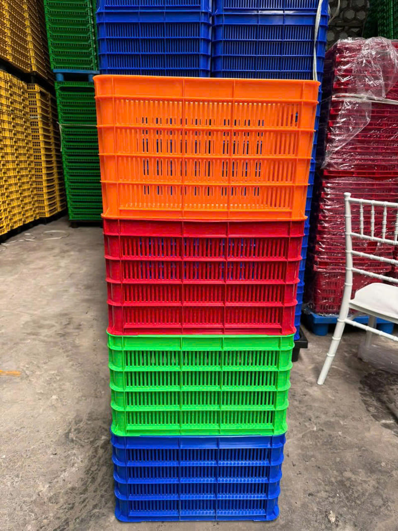 Thùng nhựa nhiều màu xếp chồng gọn, giữ nông sản thoáng khí và tươi lâu