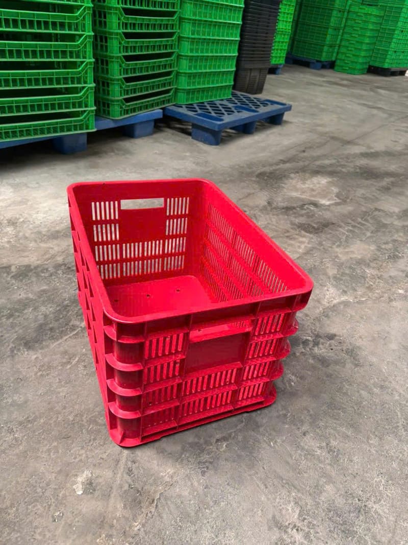 Thùng nhựa đỏ nhỏ gọn, thường dùng để đựng hồ tiêu và nông sản khô