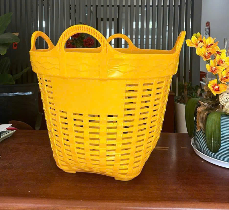 Rổ nhựa vàng tay cầm chắc chắn, tiện lợi cho vận chuyển và sử dụng hằng ngày