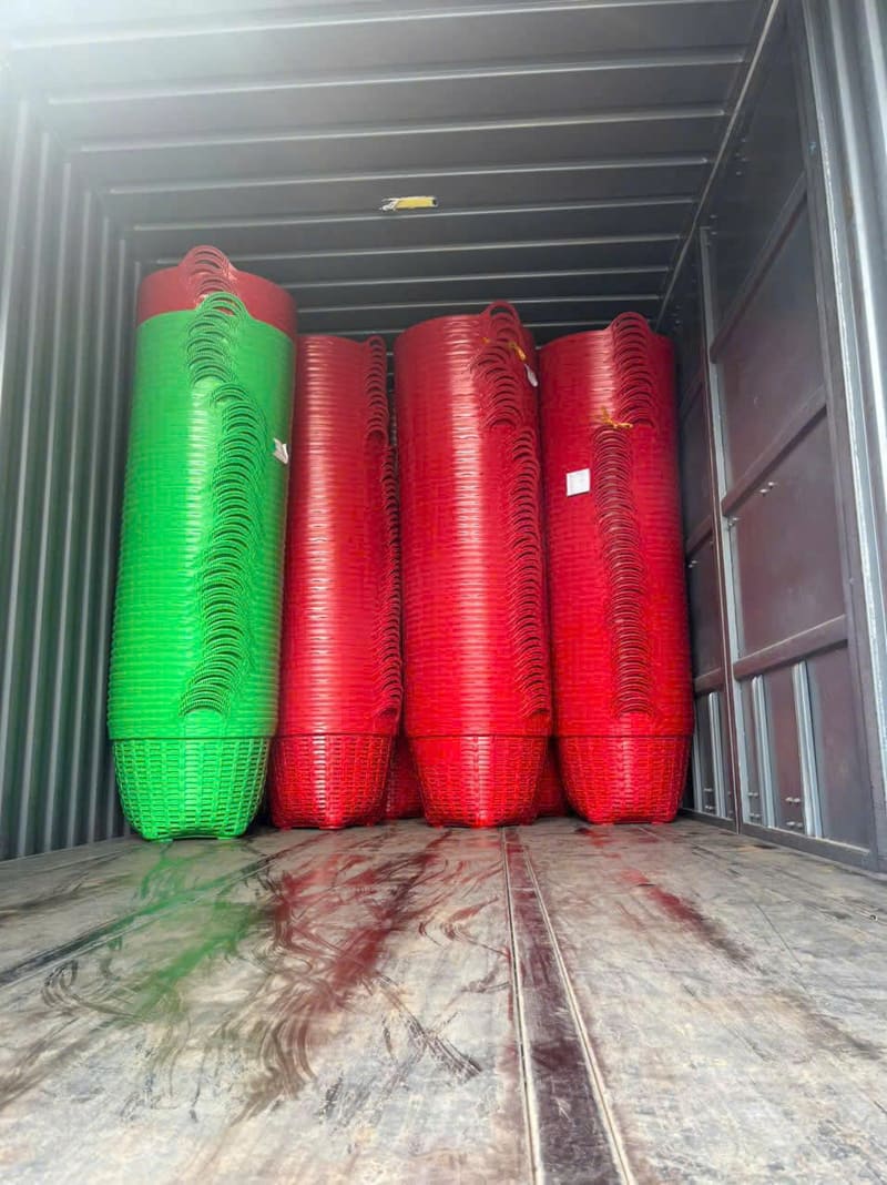 Container chất đầy rổ nhựa đỏ và xanh chuẩn bị giao hàng