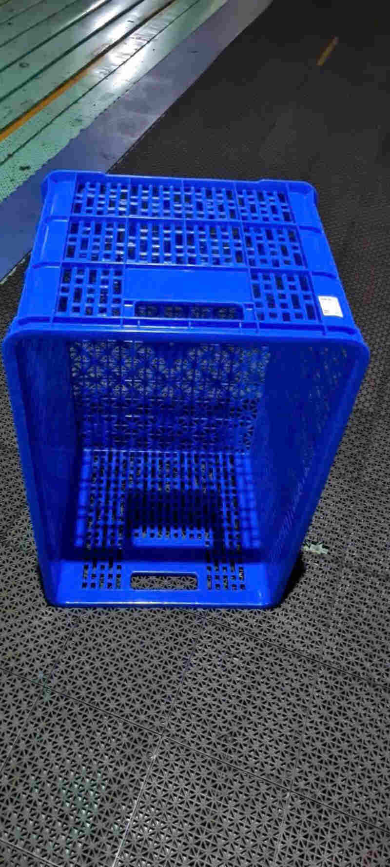 Sóng nhựa xanh dương cỡ lớn, thoáng khí, giữ rau củ tươi lâu khi vận chuyển xa