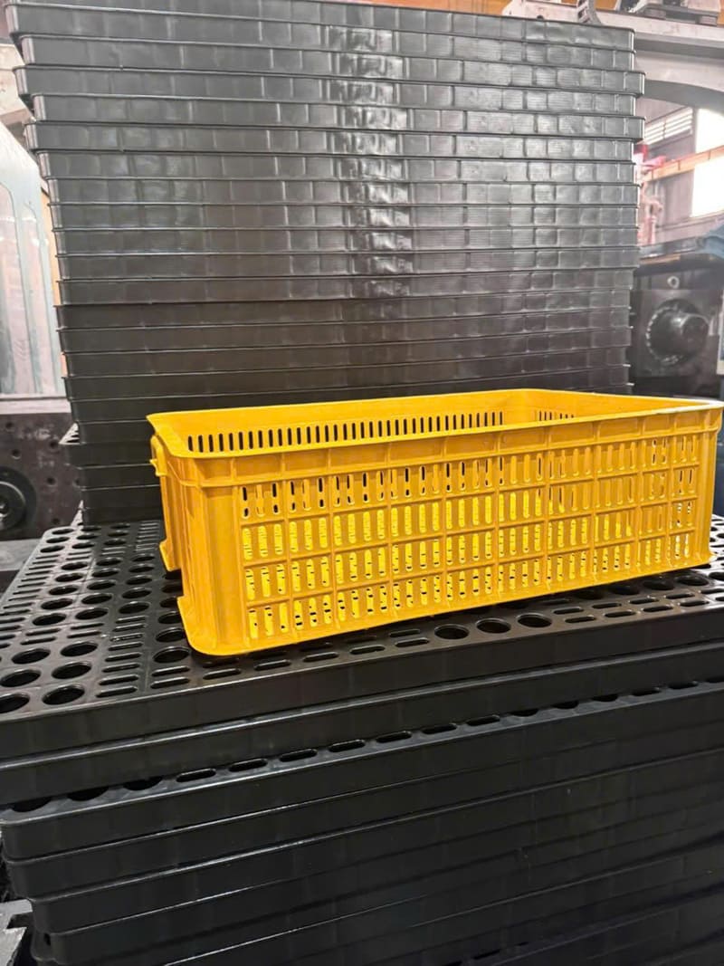 Sóng nhựa kín màu vàng thích hợp chứa hàng ướt và thủy sản trong kho lạnh