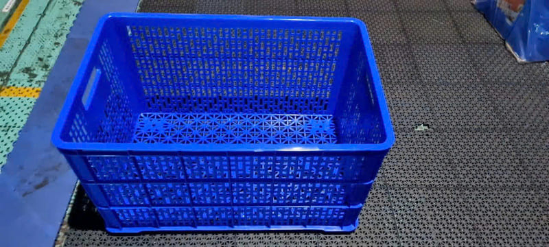 Sóng nhựa xanh dương thành cao giúp lưu trữ hàng gọn gàng và thoáng khí