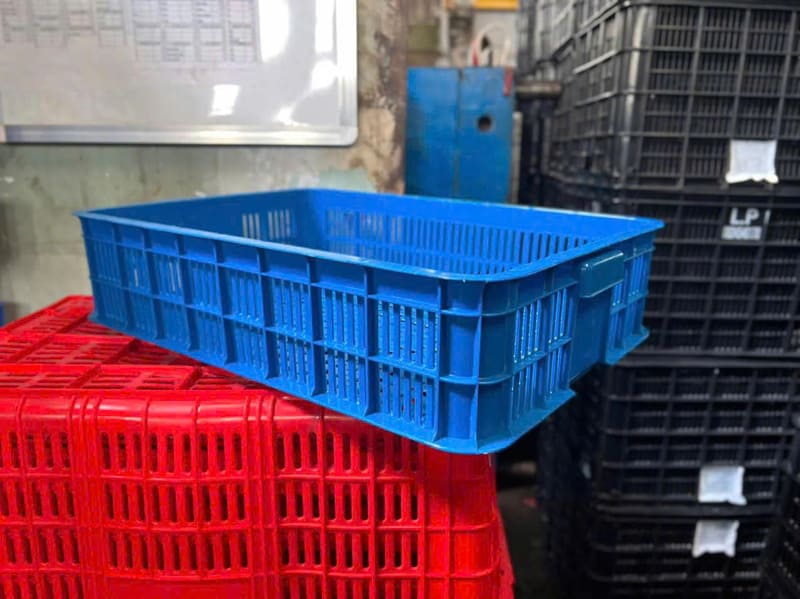 Mẫu sóng nhựa xanh dương dáng thấp, tiện lợi cho việc phân loại hàng nhẹ trong kho và chợ đầu mối