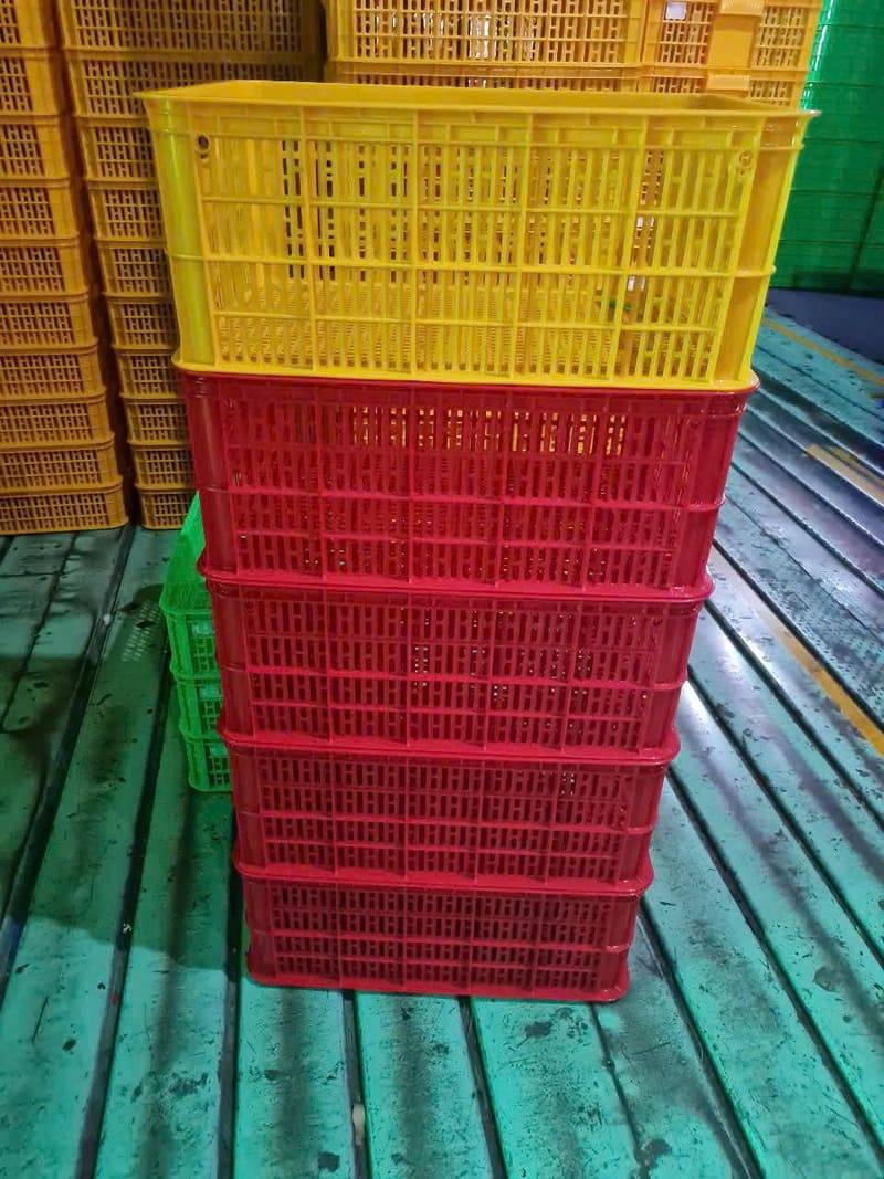 Thùng nhựa vàng đỏ xếp gọn, đáp ứng nhu cầu lưu trữ nông sản và hàng hóa