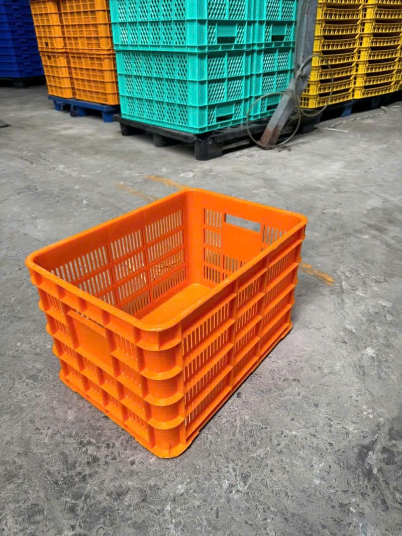 Thùng nhựa cam dày, chịu lực tốt, thích hợp chứa hàng nặng và vận chuyển xa