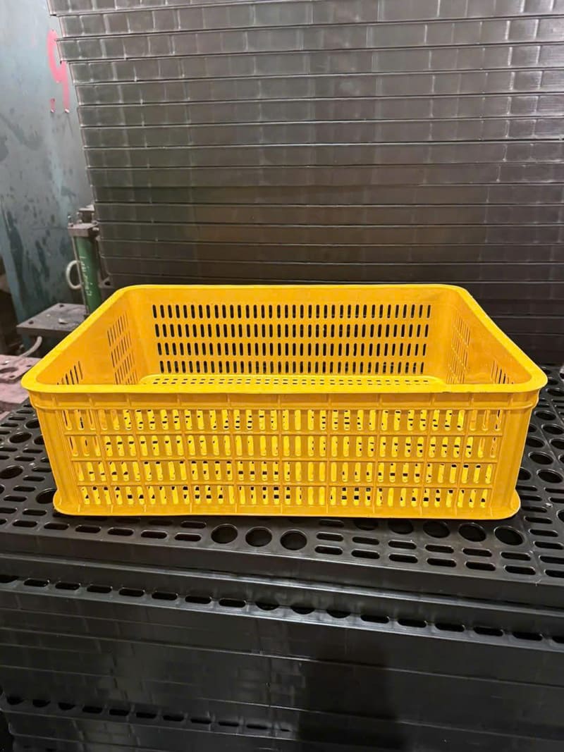 Sóng nhựa vàng được sản xuất với thành cao, chịu tải tốt cho vận chuyển hàng số lượng lớn