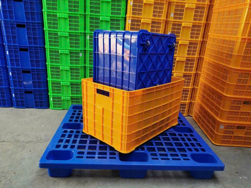 Sóng nhựa dung tích lớn kết hợp pallet nhựa giúp tối ưu không gian lưu trữ và vận chuyển