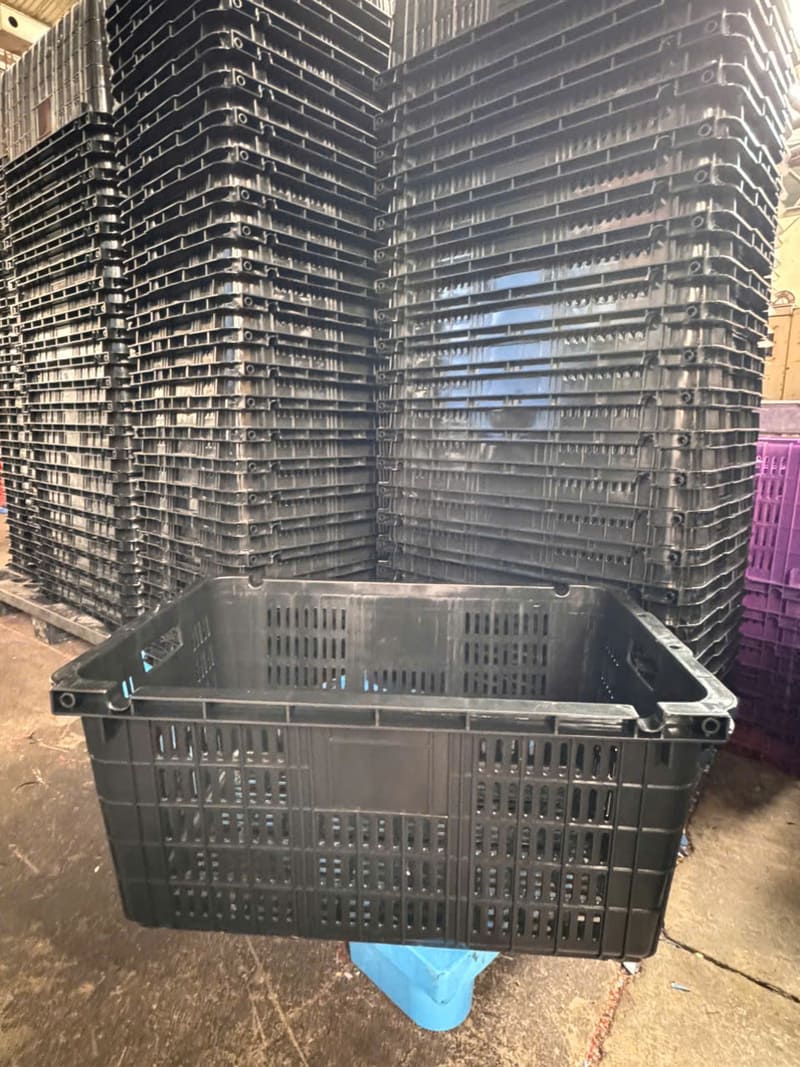 Sóng nhựa màu đen dung tích lớn, xếp chồng gọn gàng cho kho xưởng công nghiệp ở Cần Giuộc