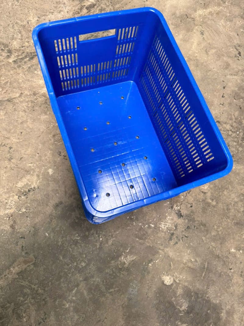 Sóng nhựa xanh dương chắc chắn, có lỗ thoát nước, thích hợp đựng cá, tôm, hải sản