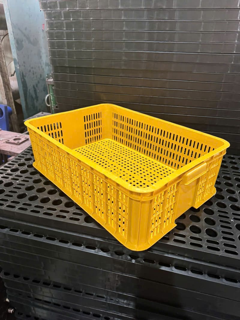 Sóng nhựa vàng thiết kế dày dặn, chịu tải tốt, sử dụng trong kho bãi và vận chuyển nông sản