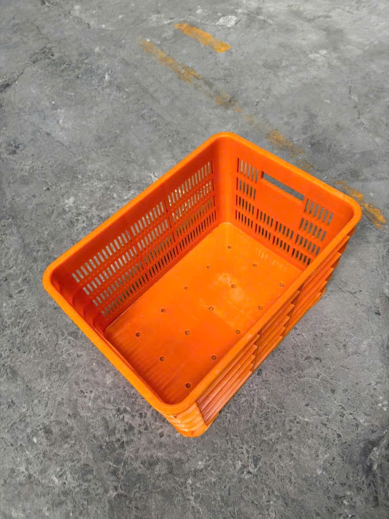 Sóng nhựa màu cam hở đáy, thoáng khí, thích hợp đựng rau củ quả và nông sản tươi.