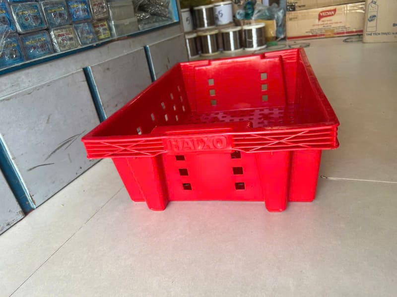 Hình 1: Sóng nhựa màu đỏ dạng hở, thành thấp, thích hợp đựng rau củ quả hoặc hàng hóa nhẹ