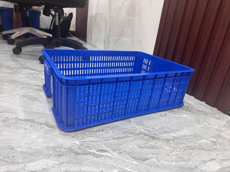 Sóng nhựa màu xanh dương thành cao, lỗ thoáng khí, phù hợp bảo quản rau củ tươi và vận chuyển nông sản