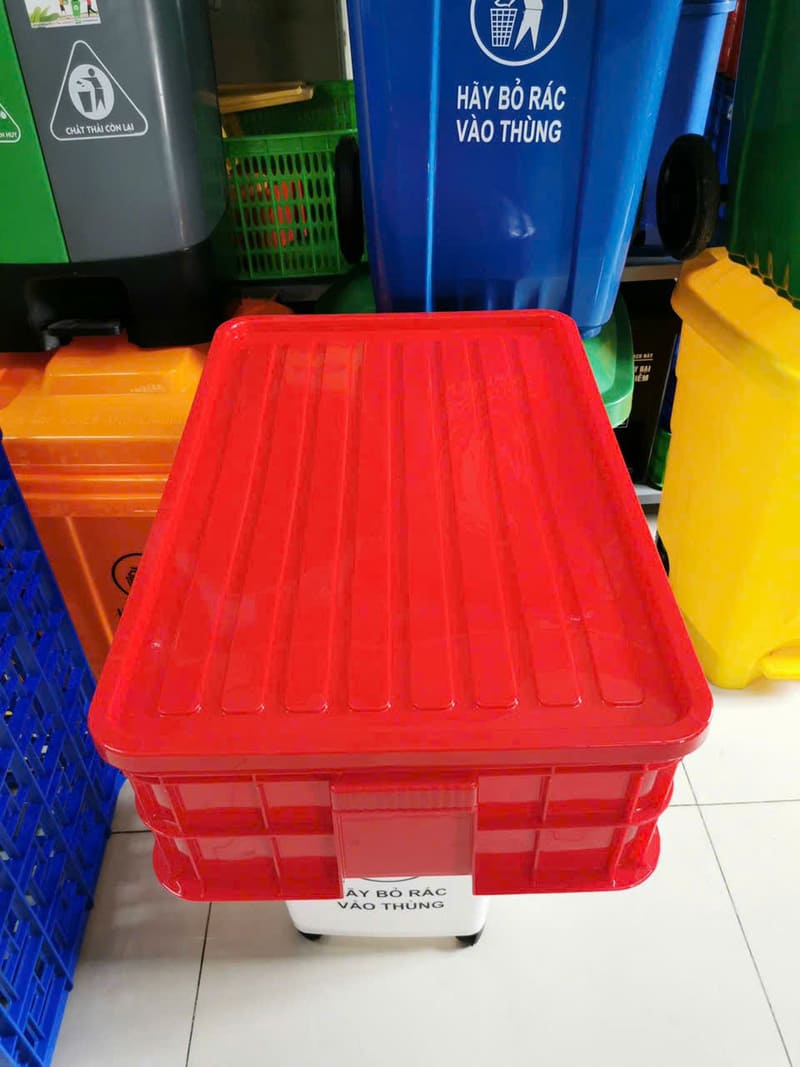 Sóng nhựa đỏ có nắp đậy, giúp bảo vệ hàng hóa khi vận chuyển xa, tránh bụi bẩn và thất thoát