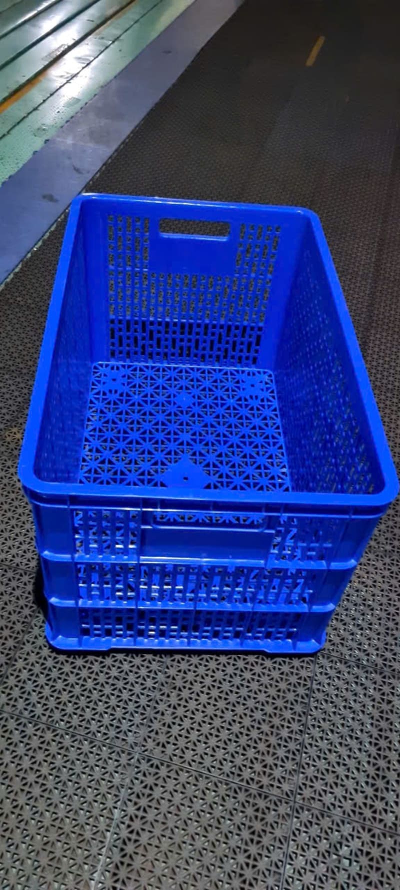 Sóng nhựa xanh dạng đứng, tay cầm tiện lợi, phù hợp dùng trong siêu thị, kho hàng