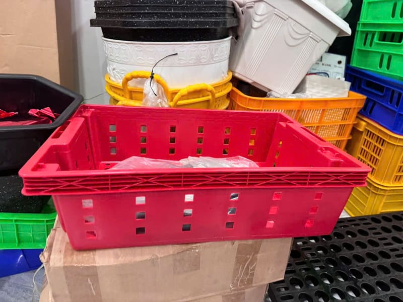 Sóng nhựa đỏ kích thước trung bình, thiết kế thoáng khí, thích hợp cho tiểu thương và hộ gia đình