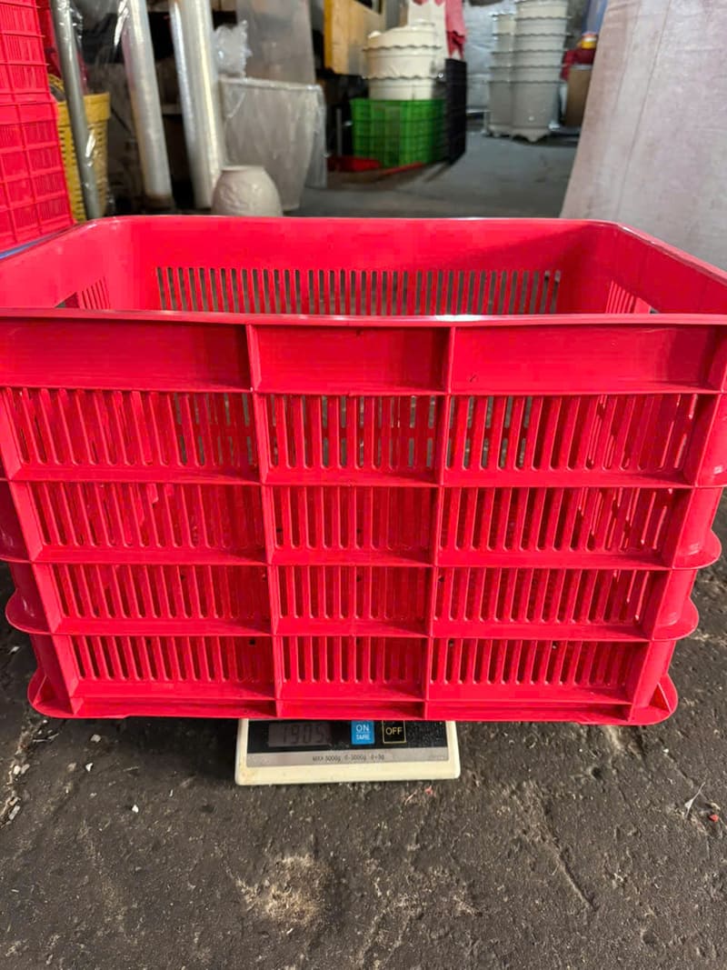 Sóng nhựa màu đỏ dung tích lớn, thoáng khí, bảo quản tốt rau củ