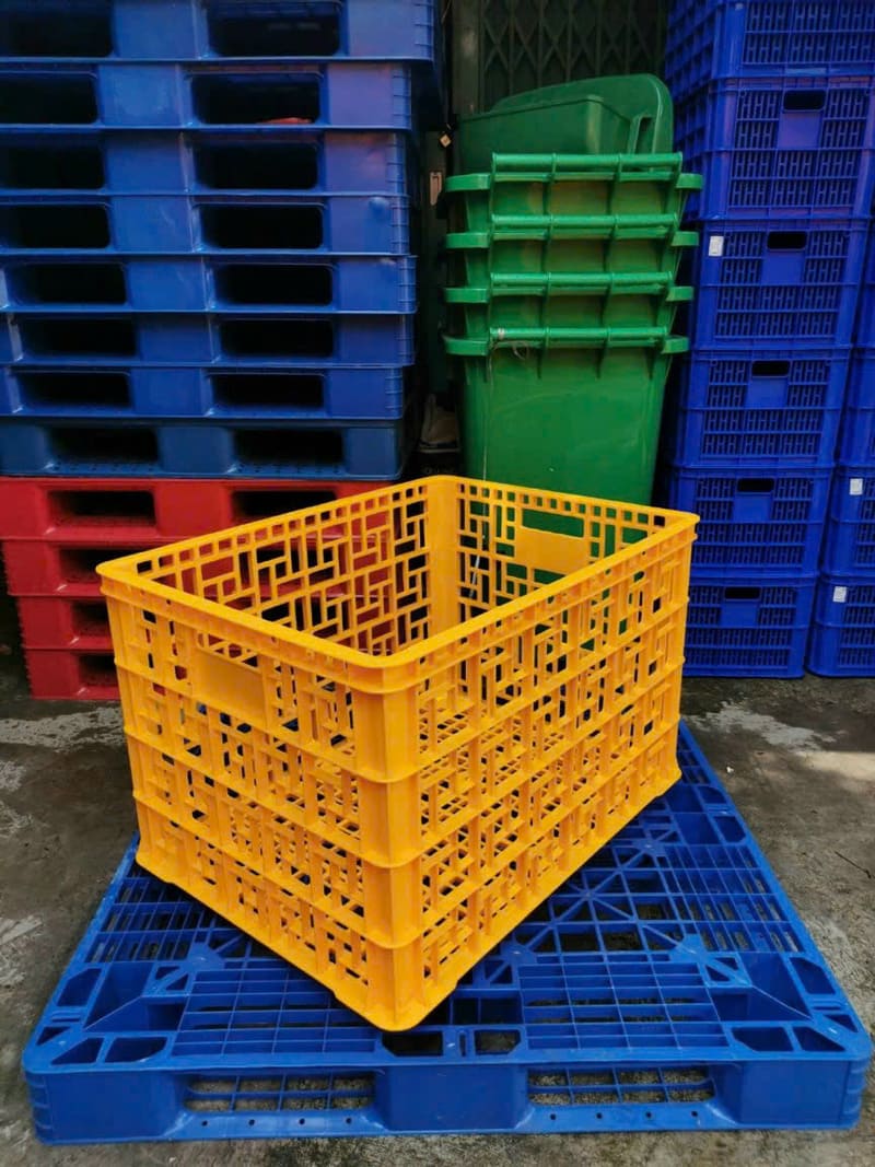 Sóng nhựa màu vàng lỗ vuông độc đáo, chắc chắn, dễ xếp chồng