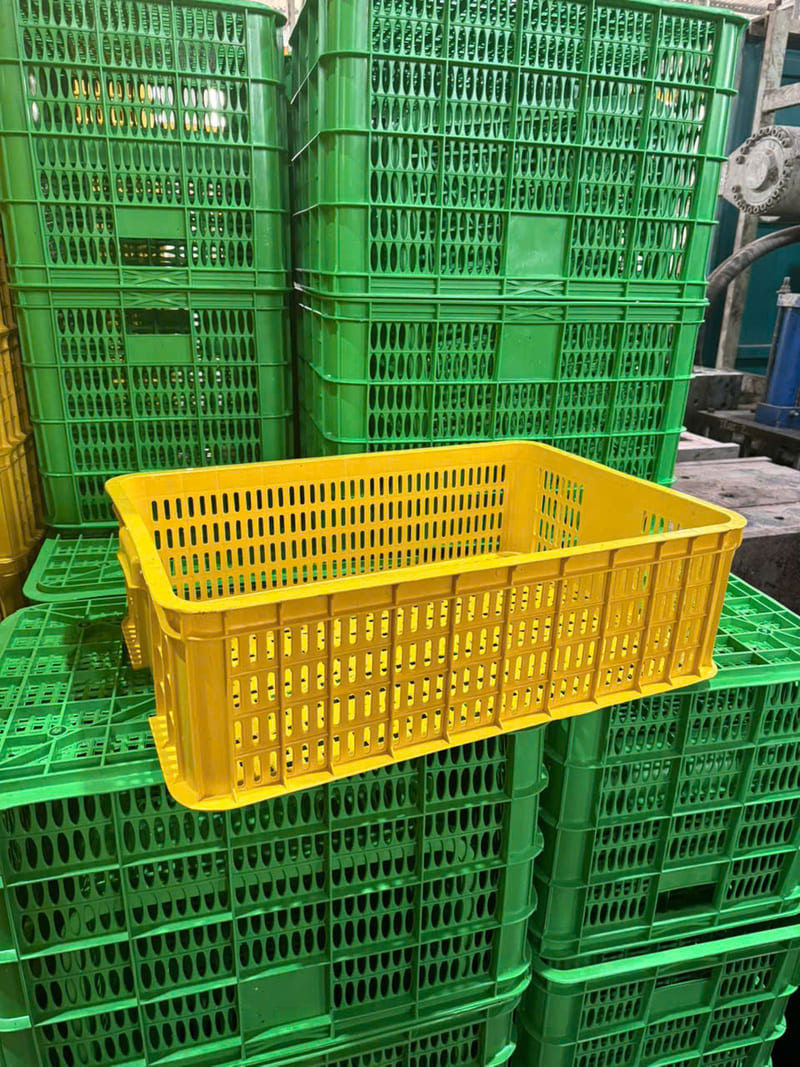 Sóng nhựa màu vàng và xanh lá, thiết kế lỗ thoát nước dày đặc