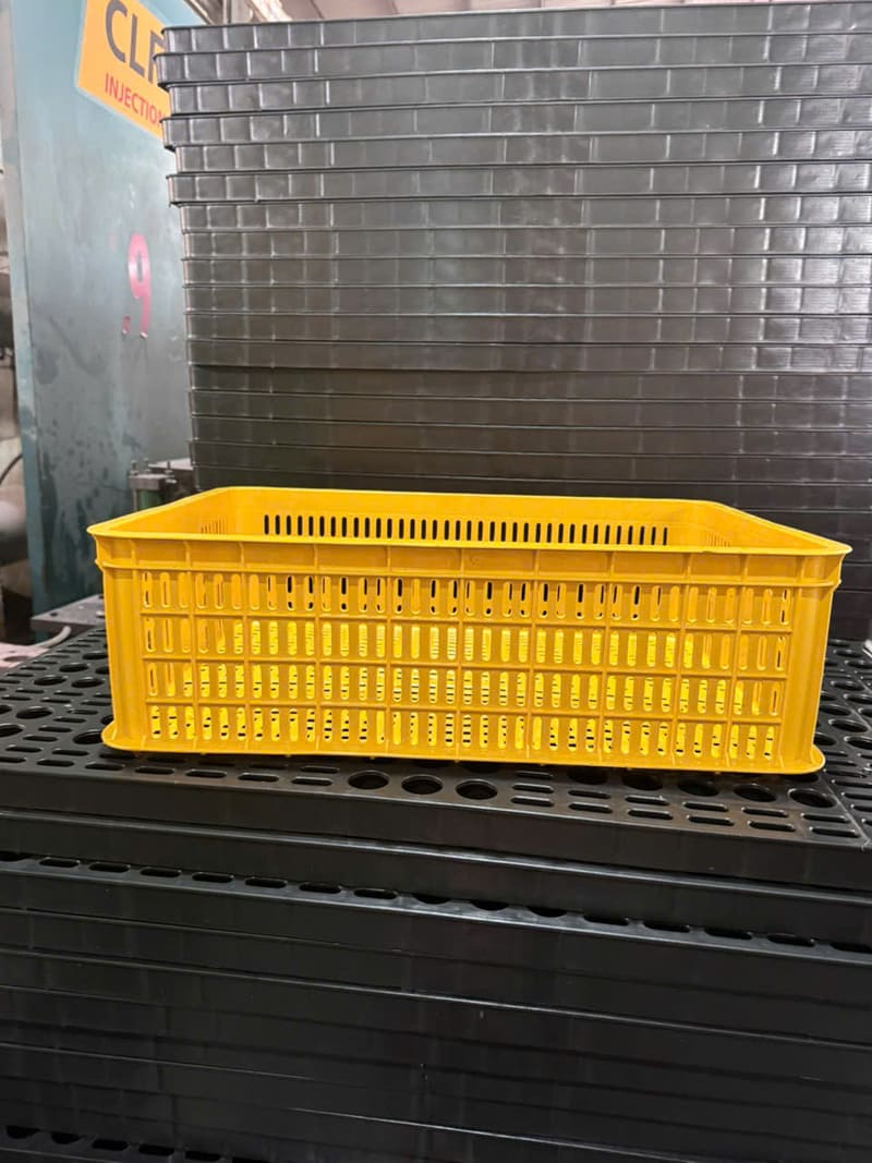 Sóng nhựa màu vàng chắc chắn, lỗ thoát khí đều, thích hợp cho vận chuyển rau củ, trái cây tươi