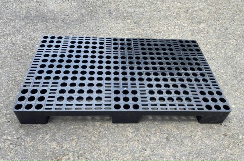 Mẫu pallet nhựa đen thoát nước nhanh, chịu tải tốt và dễ vệ sinh