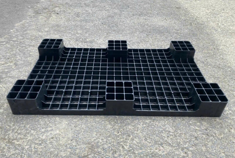 Kết cấu mặt dưới chắc chắn giúp pallet ổn định khi lắp đặt