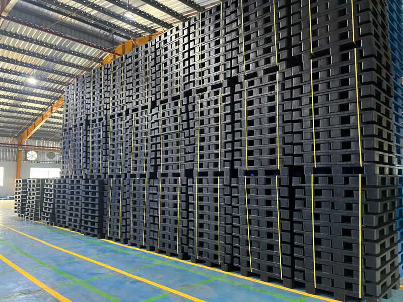 Hàng ngàn pallet được xếp gọn sẵn sàng giao cho trang trại và đại lý