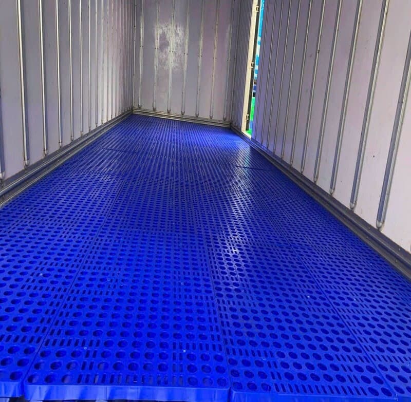Lót sàn nhựa được bố trí kín bề mặt, tạo không gian bảo quản sạch và thoáng khí