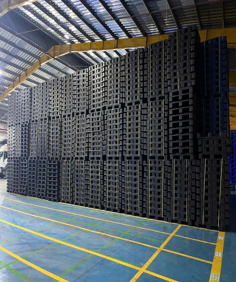 Pallet được lưu trữ gọn gàng trong nhà xưởng, thuận tiện cho quá trình xuất hàng cho khách