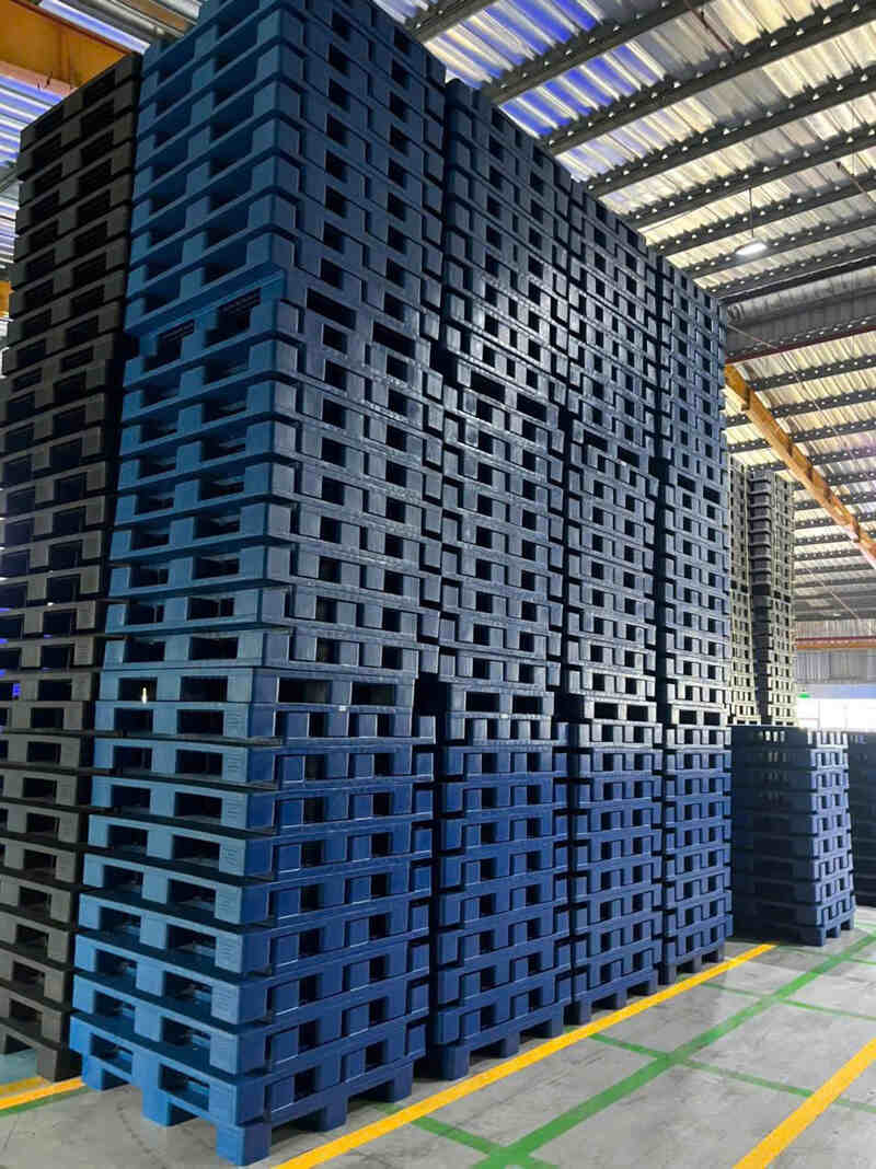 Hàng nghìn pallet nhựa được xếp ngay ngắn trong kho, sẵn sàng đáp ứng đơn số lượng lớn