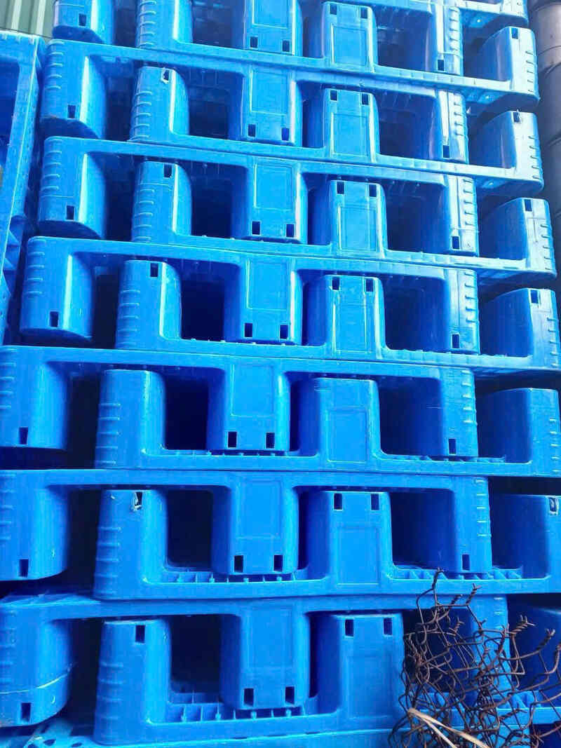 Pallet nhựa được thiết kế chắc chắn, chịu lực tốt và dễ vệ sinh trong quá trình sử dụng