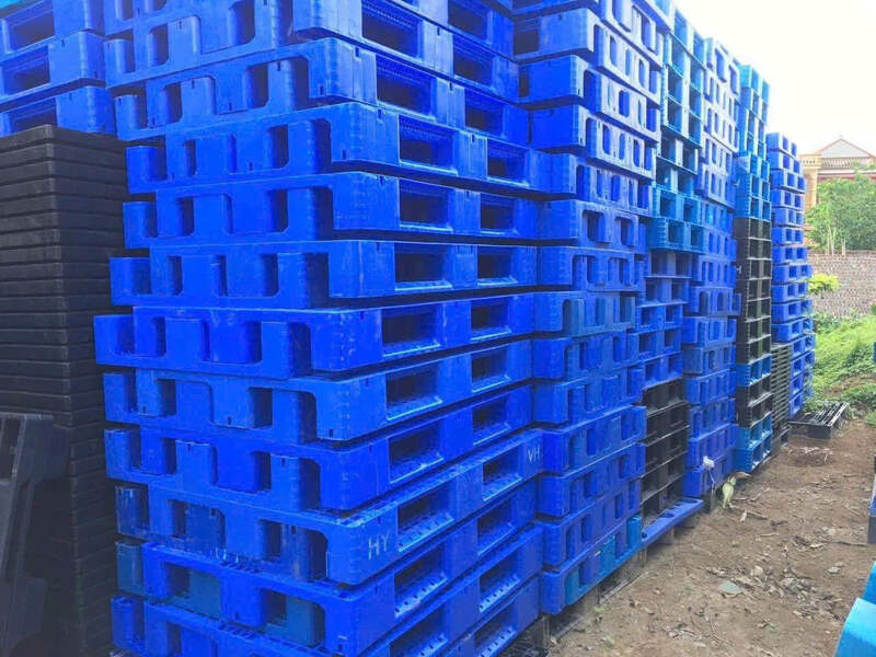 Khu tập kết pallet sạch sẽ, đảm bảo tiêu chuẩn lưu kho và giao hàng nhanh trong ngày