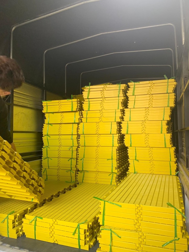 Sản phẩm pallet nhựa được đóng gói cẩn thận trước khi giao hàng đến trang trại