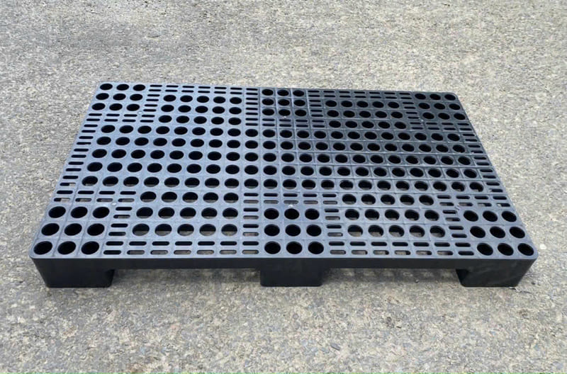 Tấm nhựa lót sàn thoáng khí giúp thoát nước nhanh, giảm ẩm mốc và trơn trượt trong chuồng nuôi