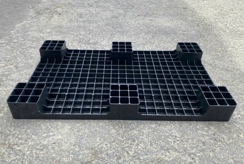 Đáy pallet nhựa gia cố vững chắc, thích hợp cho môi trường ẩm ướt và tải trọng lớn