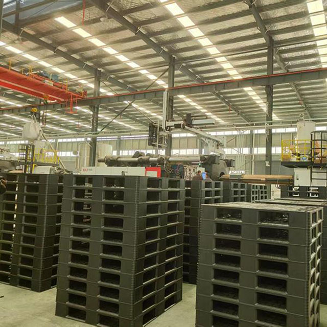 Pallet nhựa hỗ trợ kê hàng, lưu kho và vận chuyển nguyên vật liệu, thành phẩm trong doanh nghiệp.