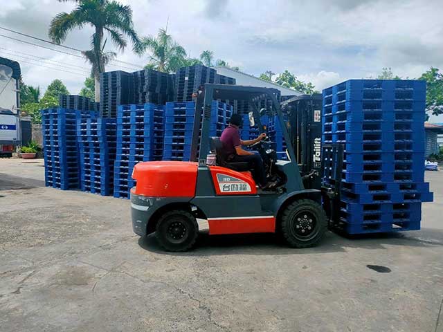 Pallet được thiết kế phù hợp với xe nâng giúp quá trình bốc xếp và vận chuyển hàng hóa diễn ra nhanh chóng, thuận tiện.