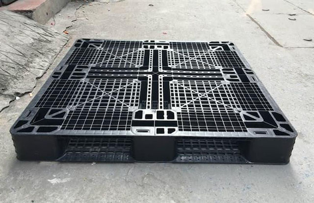 Pallet nhựa mặt lưới giúp giảm trọng lượng và hỗ trợ thoát nước khi sử dụng trong môi trường ẩm.
