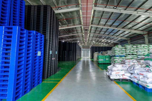 Pallet nhựa được sử dụng trong kho hàng, nhà máy tại các khu công nghiệp Đồng Nai.