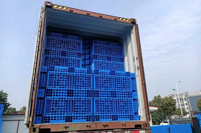 Pallet nhựa hỗ trợ đóng hàng, lưu kho và vận chuyển hàng hóa trong chuỗi logistics.