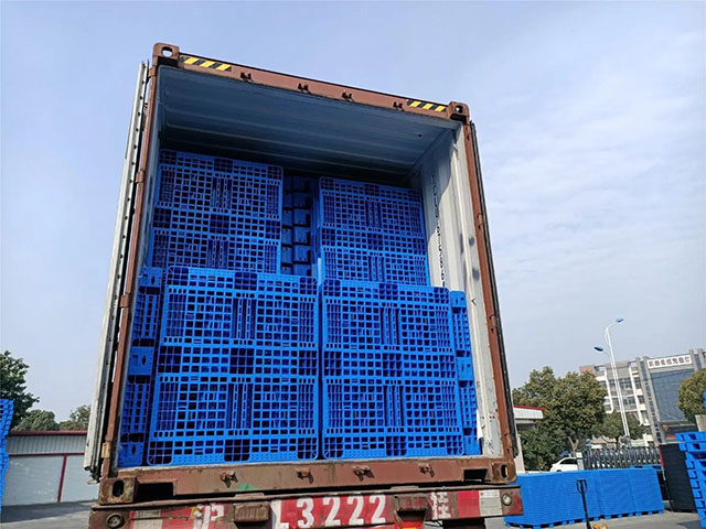Pallet nhựa xuất khẩu được sử dụng để kê và cố định hàng hóa trước khi vận chuyển đến kho hoặc đóng container.