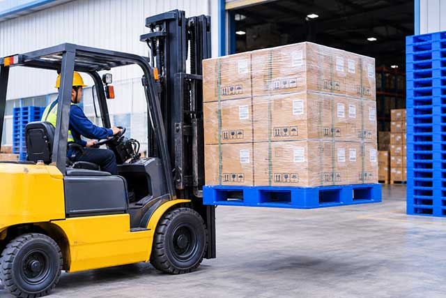 Pallet cần có kết cấu phù hợp với xe nâng và tải trọng hàng hóa để đảm bảo quá trình nâng chuyển diễn ra ổn định.