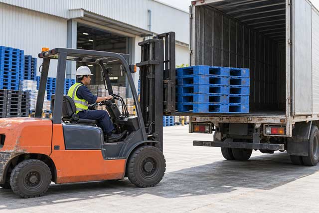 Phân loại pallet nguyên vẹn và pallet hư hỏng giúp đánh giá từng nhóm hàng rõ ràng hơn. Ảnh minh họa.